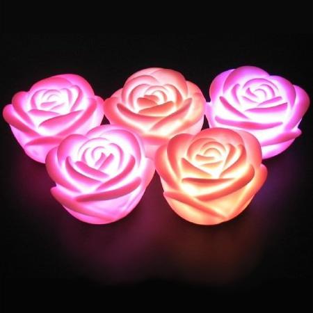 Pessimist Darts Populair LED Decoratie Roosje - LED Mini Decoratie Roos, Voeding: 3x LR44 batterij  (incl.), 7 Instelbare kleuren, Afmetingen: 7 x 6 x 4 cm, Per stuk.