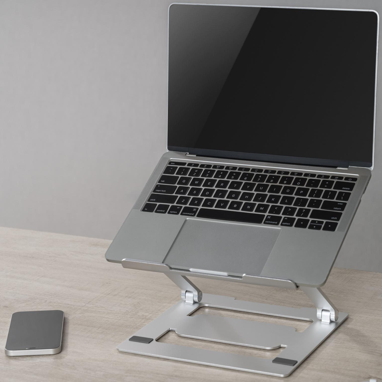 Laptop steun - Schermformaat: 11 inch, Afmetingen: 240x240x44mm Materiaal: Aluminum, siliconen pad